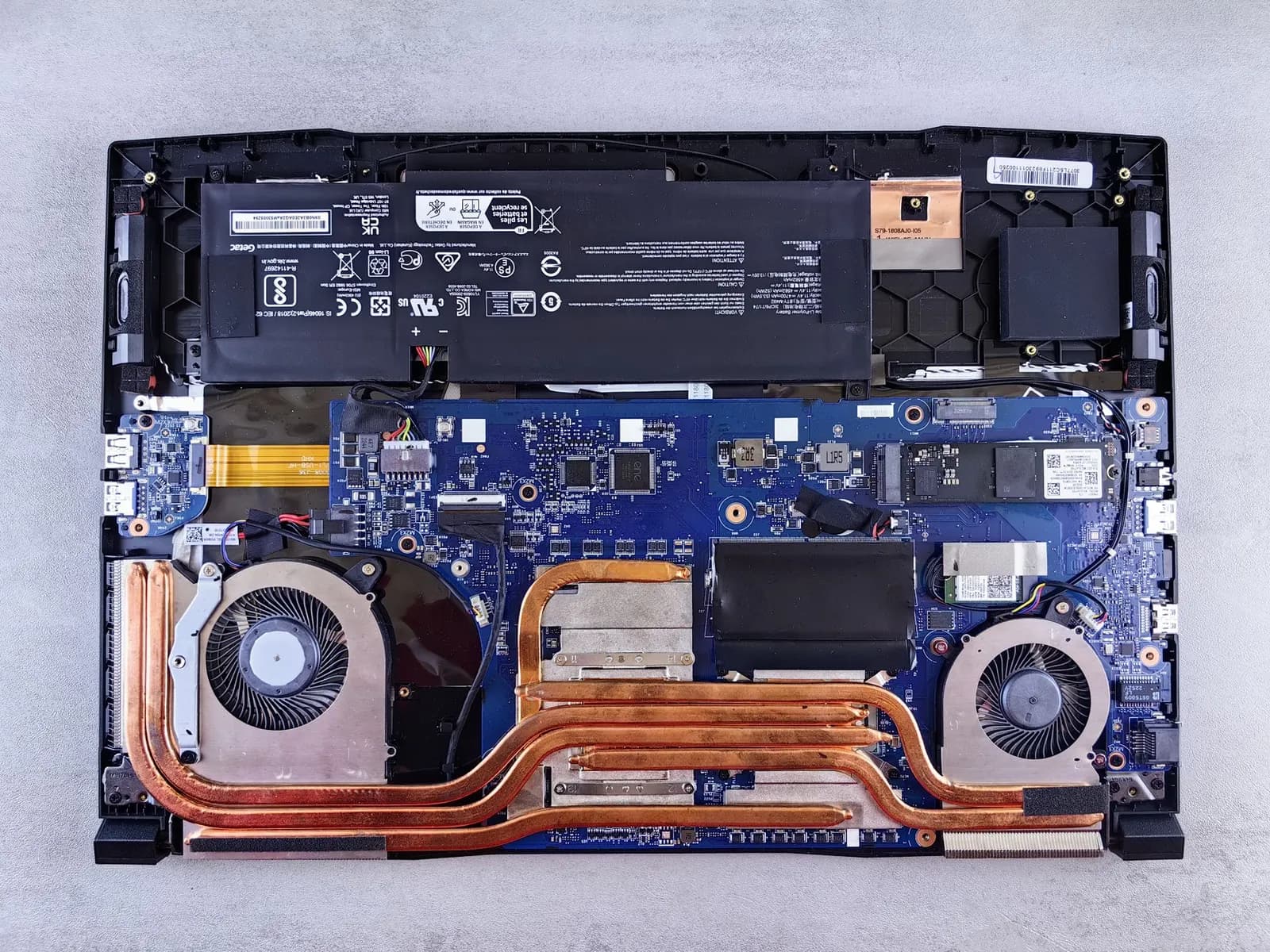 Interiorul unui laptop deschis: ventilatoare și heatpipe-uri