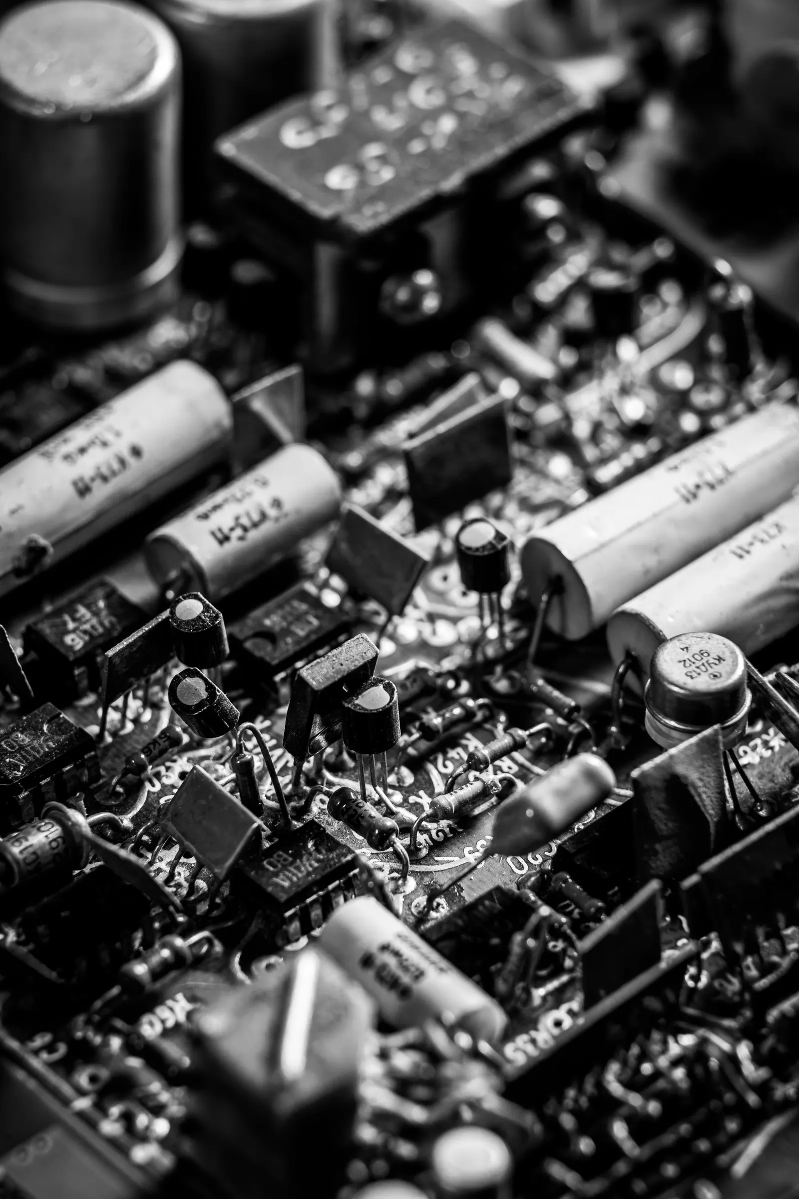 Componente hardware fotografiate de aproape, alb-negru