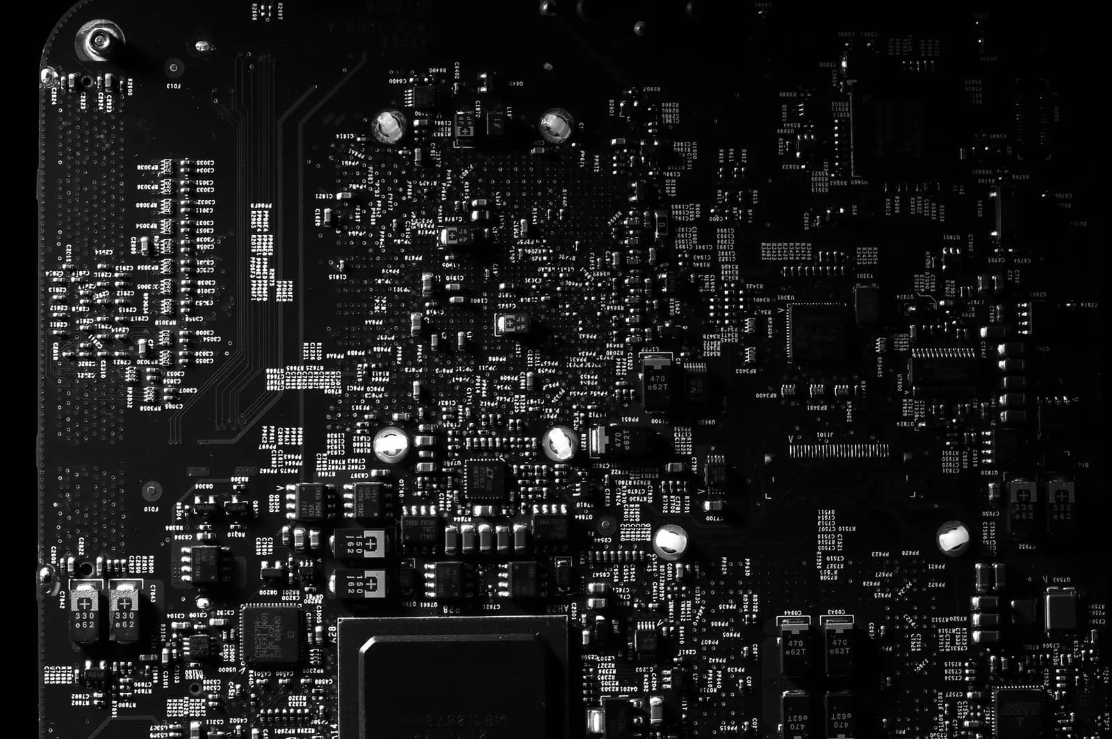 Placă electronică fotografiată în tonuri închise