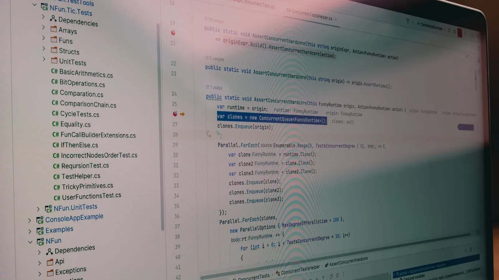 Prim-plan cu cod sursă și structura de fișiere a unui proiect software pe un ecran de calculator